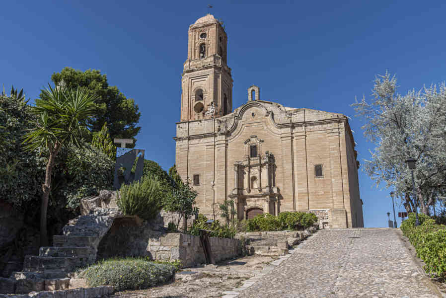 Tarragona - Corbera d'Ebre - Poble Vell 05 - antigua parroquial de Sant Pere.jpg